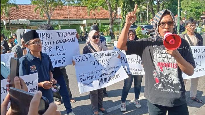demo-aliansi-jurnalis-pamekasan-tolak-revisi-UU-penyiaran.jpg