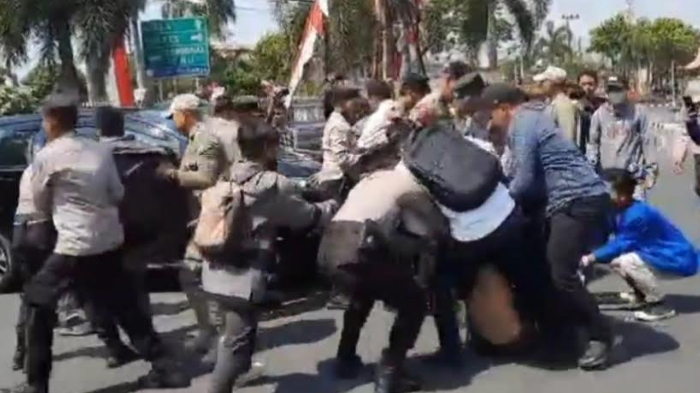 BREAKING NEWS - Demo PMII di Tuban Ricuh, Mahasiswa Dibanting dan Dikeroyok Polisi
