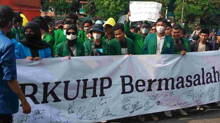 Mahasiswa Unjuk Rasa di Surabaya Mendesak Pemerintah Membuka Draft RKUHP