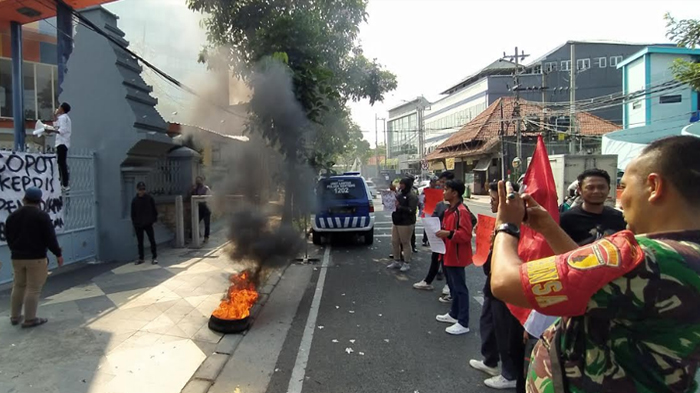 BREAKING NEWS - Polemik Sekolah Jual Seragam Mahal Picu Unjuk Rasa di Kantor Dinas Pendidikan Jatim