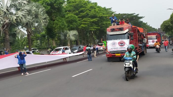 demo-sopir-truk-di-surabaya-hari-ini.jpg