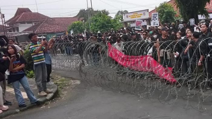 Ratusan Mahasiswa di Jember Demo Tolak UU TNI, Paksa Anggota DPRD Telepon ke DPR RI