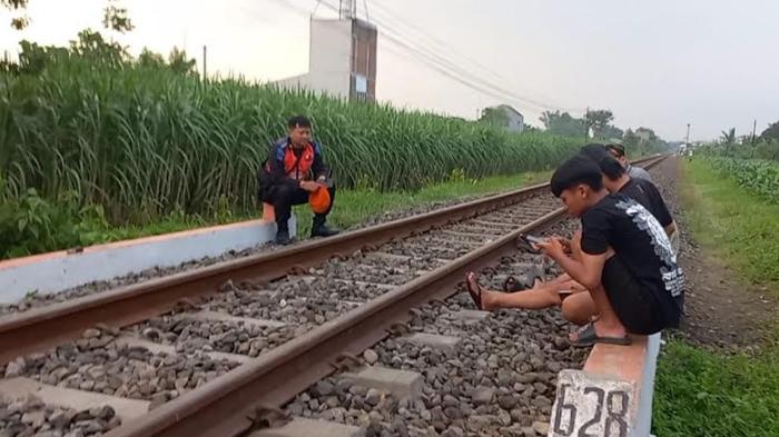 dilarang-beraktivitas-di-sekitar-rel-kereta-api.jpg