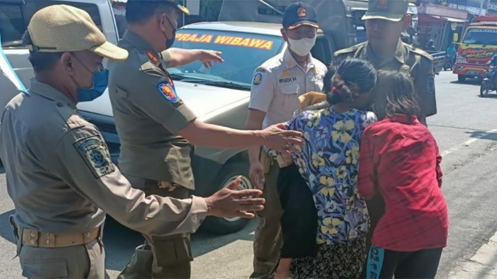 Satpol PP Nganjuk Amankan Anak yang Disuruh Mengemis Oleh Ibunya, Sang Ibu Hanya Duduk Melihat