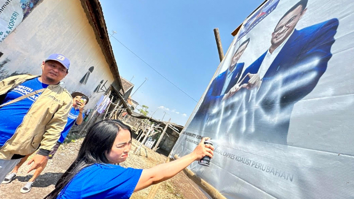 kader-demokrat-coret-baliho-anies-baswedan-di-kota-pasuruan.jpg