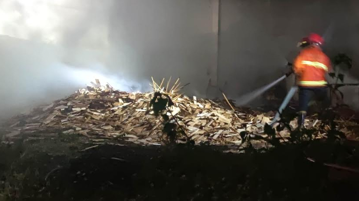 kebakaran-di-gudang-kayu-wonoasih-probolinggo.jpg