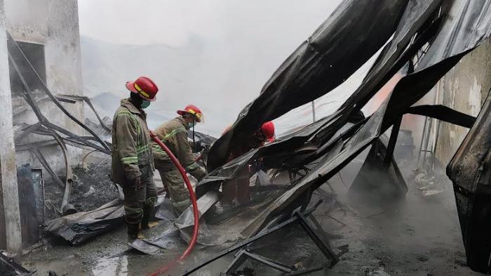 Kebakaran Gudang Kasur Busa di Diwek Jombang, Kerugian Tembus Rp 500 Juta