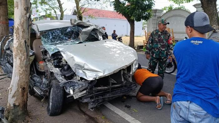 Diduga Sopir Mengantuk, Toyota Innova Tabrak Truk di Jl Mahakam Kota Blitar Hingga Ringsek