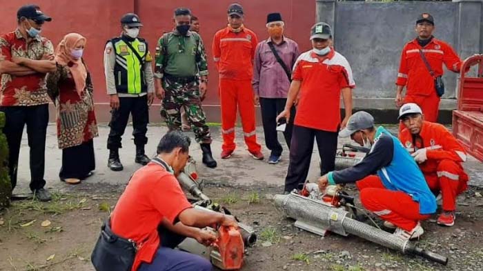 Cegah Demam Berdarah, Bhabinkamtibmas dan Warga di Nganjuk Intensif Lakukan Fogging
