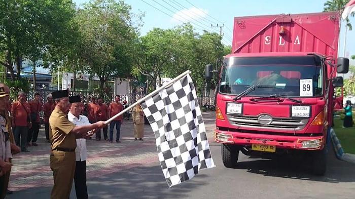 Koper-koper Calon Jamaah Haji Kabupaten Tulungagung Diangkut ke Surabaya Dengan 4 Truk Kontainer