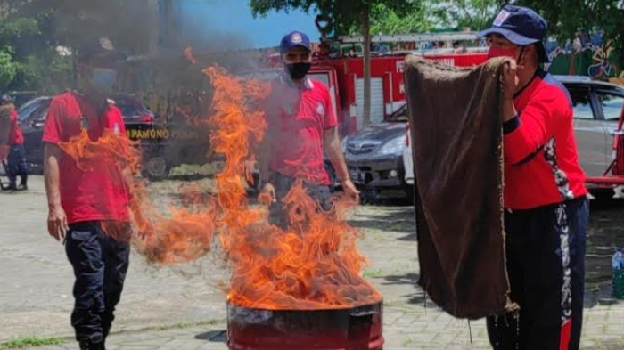 latihan-pemadaman-api-relawan-di-kota-blitar.jpg