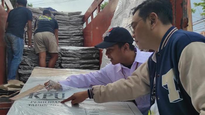 Pilkada Kota Blitar 2024 : KPU Terima Kiriman Logistik 432 Unit Kotak Suara