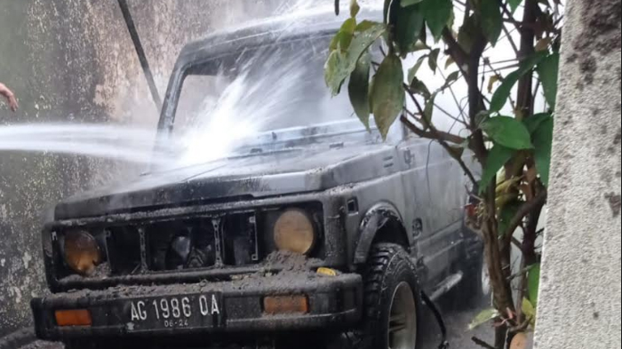 mobil-suzuki-katana-di-ngunut-tulungagung-terbakar.jpg