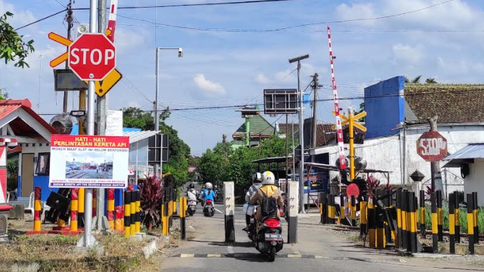 palang-pintu-perlintasan-KA-di-Jl-Nias-Kota-Blitar.jpg