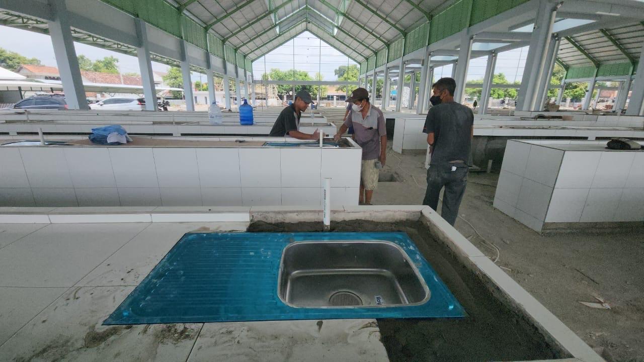 pekerja-mengerjakan-proyek-pasar-ngadiluwih-kediri.jpg
