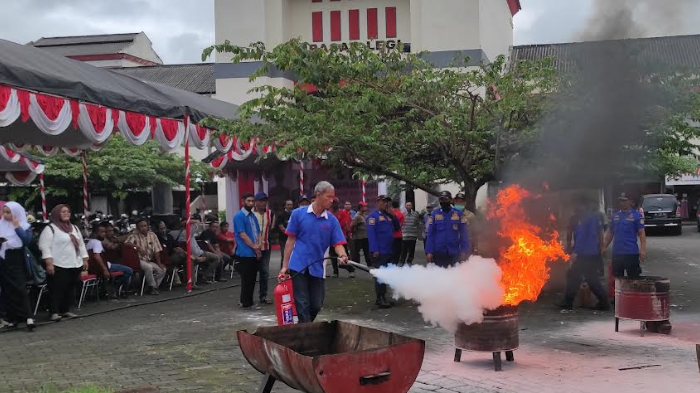 pelatihan-pemadaman-api-di-pasar-legi-kota-blitar.jpg