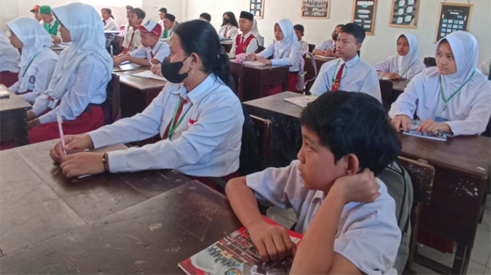 Pembagian Kain Seragam Gratis untuk Siswa SD dan SMP di Kota Blitar Molor, Tunggu Ongkos Jahit