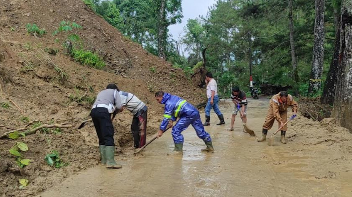 Sempat Tertutup Longsor, Akses Jalan Raya Bendungan-Trenggalek Kini Sudah Bisa Dilewati Lagi