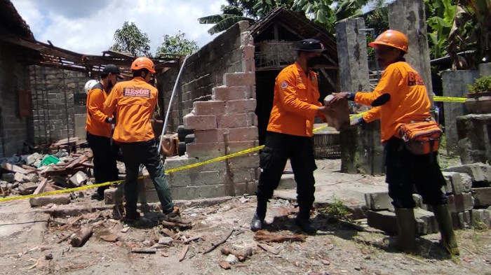 Olah TKP Rampung, Petugas Mulai Bersihkan Puing-Puing Sisa Ledakan di Ponggok Blitar