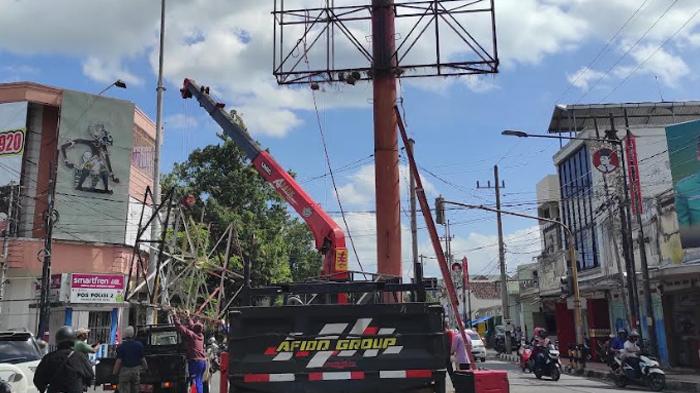 pembongkaran-papan-reklame-di-jl-merdeka-kota-blitar.jpg