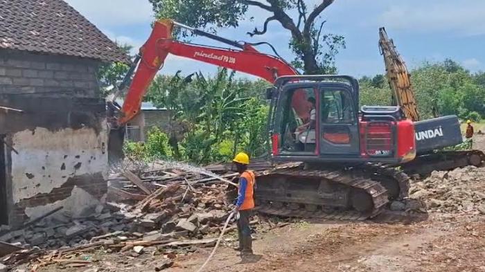 pembongkaran-rumah-warga-desa-tiron-kediri.jpg