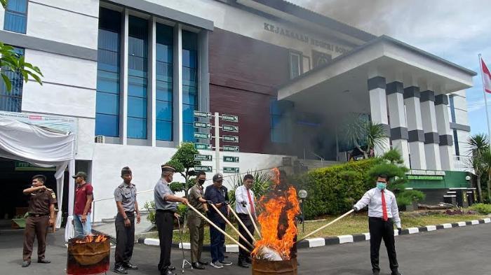 pemusnahan-barang-bukti-kejari-bondowoso.jpg