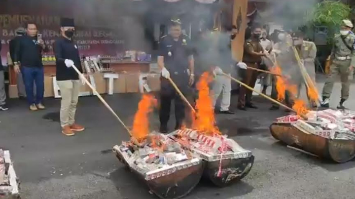 pemusnahan-rokok-ilegal-di-trenggalek.jpg