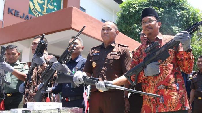 Kejari Sidoarjo Memusnahkan 11 Pucuk Senpi Ilegal Hasil Jual-beli Antar Pulau
