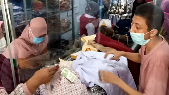 SD dan SMP di Tulungagung Gelar Pembelajaran Tatap Muka Besok, Penjual Seragam Diserbu Pembeli