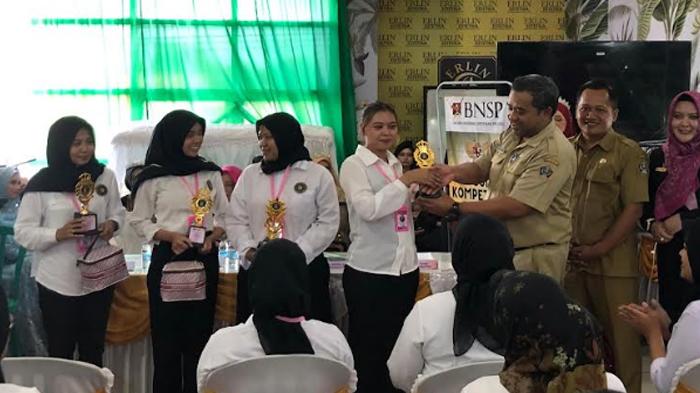 Tutup Program Pelatihan MUA, Disnaker Kabupaten Blitar Berharap dapat Kurangi Angka Pengangguran