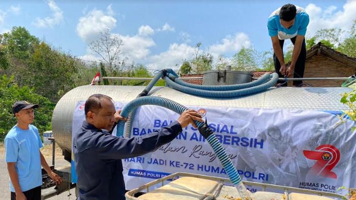 penyaluran-bantuan-air-bersih-di-tulungagung-dalam-rangka-HUT-Humas-Polri.jpg