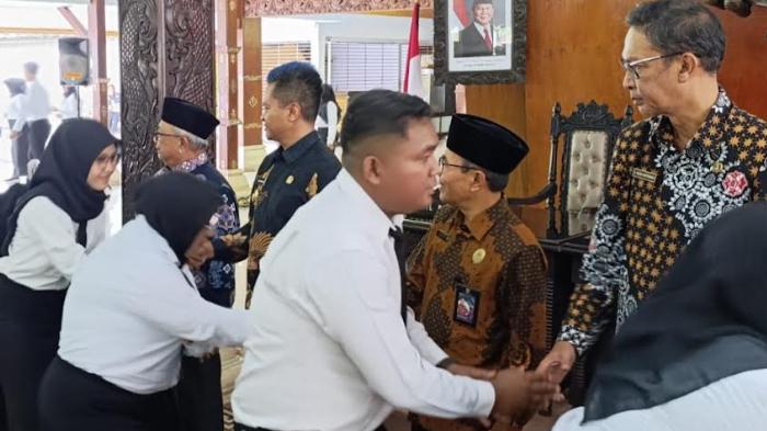 Ratusan PPPK dan CPNS Kabupaten Blitar Terima Petikan SK Pengangkatan dari Bupati Rijanto