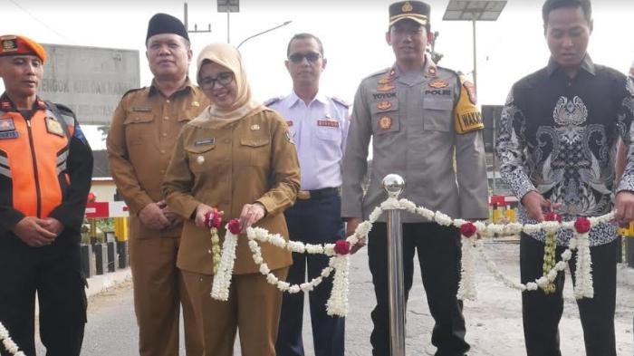 Mak Rini Bupati Blitar Resmikan Palang Pintu KA di Bence Garum, Berharap Bisa Cegah Kecelakaan