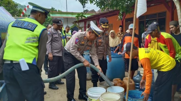 Polres Trenggalek Pasok Air Bersih Untuk Dua Desa di Trenggalek yang Dilanda Kekeringan