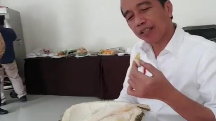 presiden-jokowi-makan-duren-ripto-di-trenggalek.jpg