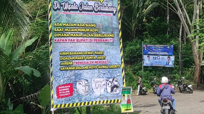 Pemuda Desa Ngadimulyo Trenggalek Protes Kerusakan Jalan Lewat Cara Kreatif