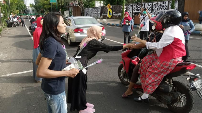 KPA Tulungagung Peringati Hari AIDS Sedunia Dengan Bagi Bunga dan Senam Massal