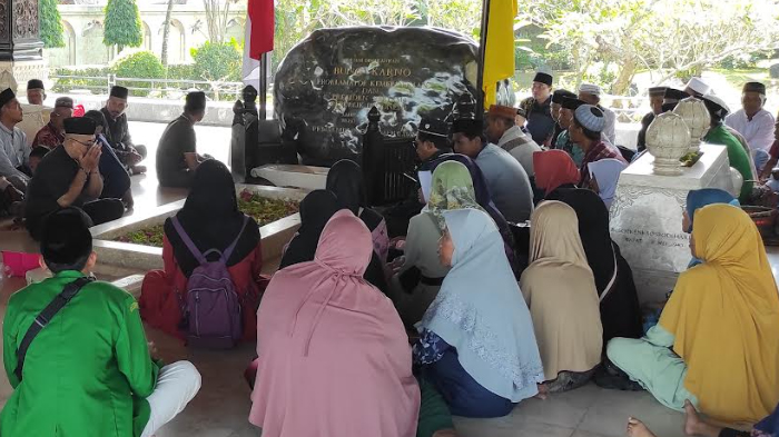 Momen Bulan Bung Karno, Tiap Hari Ribuan Orang Ziarah di Makam Bung Karno Kota Blitar