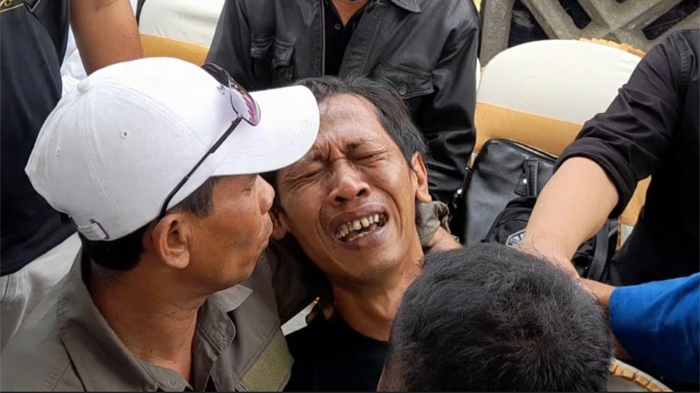 tangis-ortu-korban-tragedi-kanjuruhan-saat-otopsi.jpg