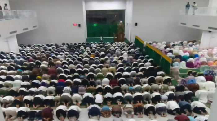 tarawih-pertama-di-masjid-raya-islamic-center-surabaya.jpg