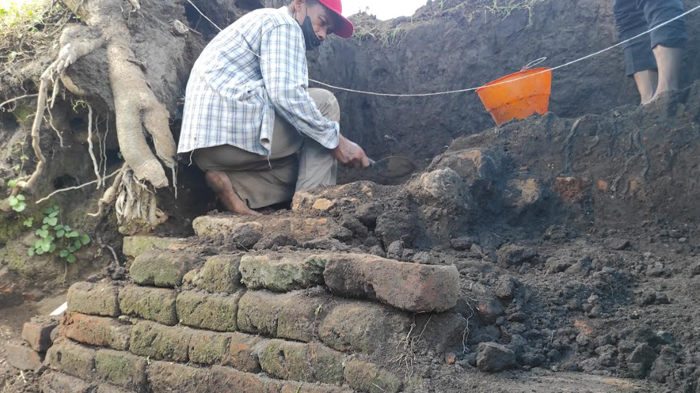 Gali 3 Kotak, Tim BPCB Jatim Kembali Temukan Struktur Bata Kuno di Persawahan Kota Blitar