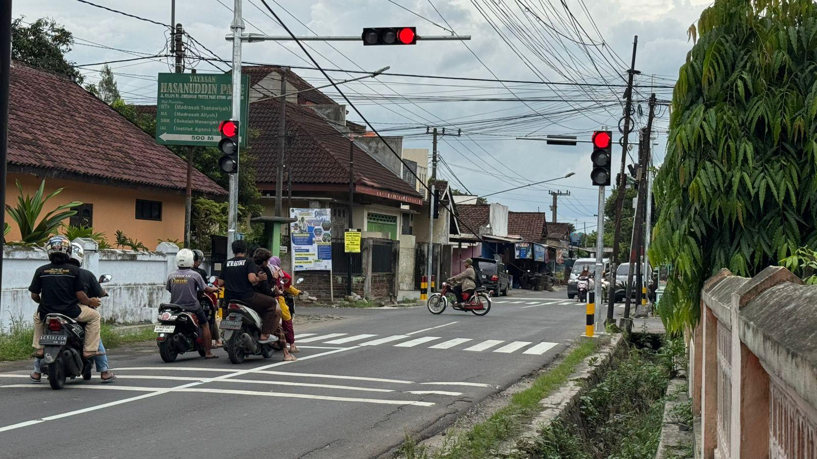 traffic-light-baru-di-perempatan-Sekolah-Hasanuddi.jpg