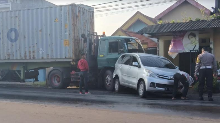 truk-tabrak-mobil-dan-rumah-di-driyorejo-gresik.jpg