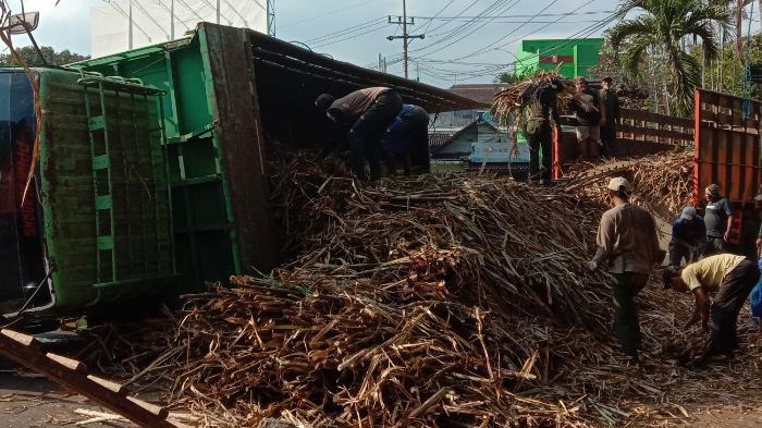 truk-tebu-terguling-di-Jl-Tumenggung-suryo-kota-malang.jpg