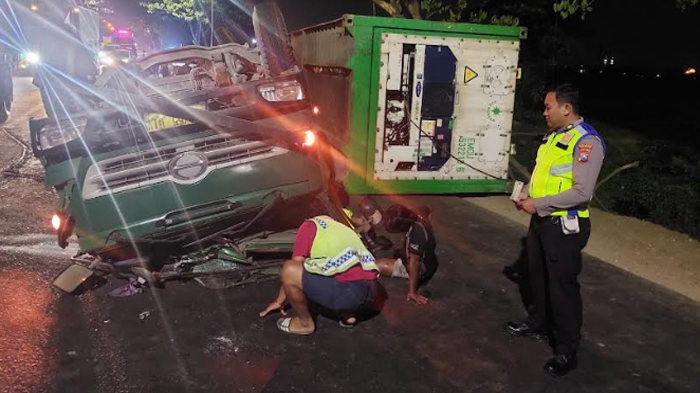 Kecelakaan di Duduksampeyan Gresik, Truk Trailer Terguling dan Menutup Badan Jalan