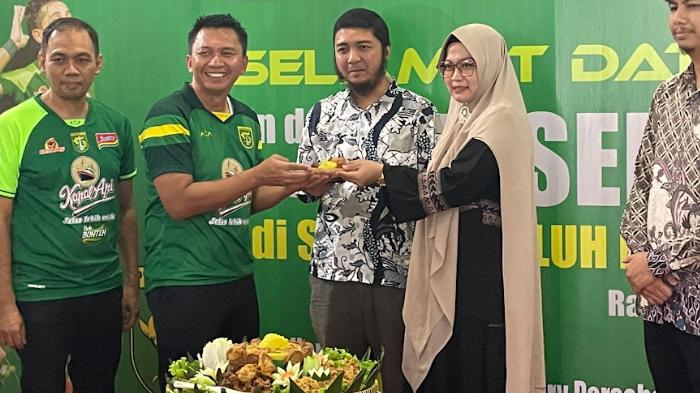 tumpengan-persebaya-dengan-murid-murid-SLB.jpg