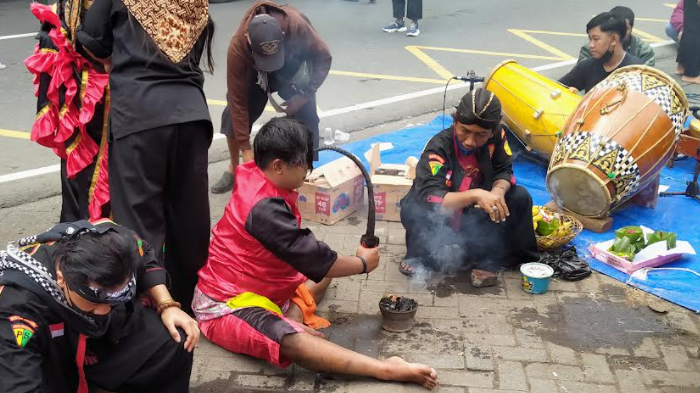 Unjuk Rasa Seniman Jaranan di Kantor Satpol PP Kota Kediri Diwarnai Kesurupan Massal