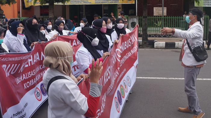 unjuk-rasa-tenaga-kesehatan-di-trenggalek.jpg