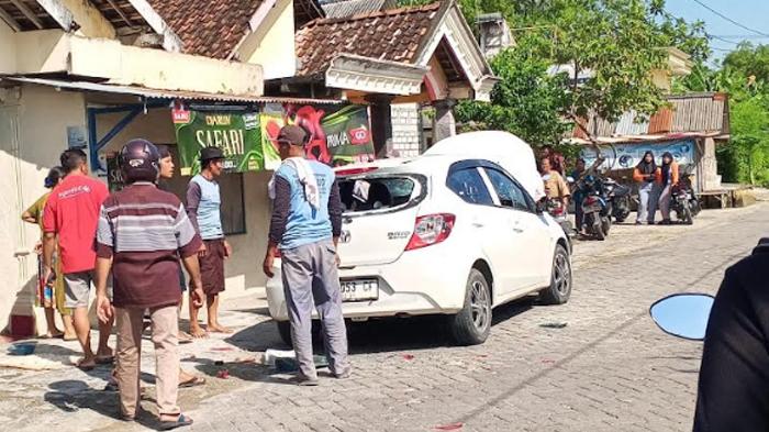 viral-pria-di-bojonegoro-hancurkan-mobil-honda-brio-milik-istri.jpg