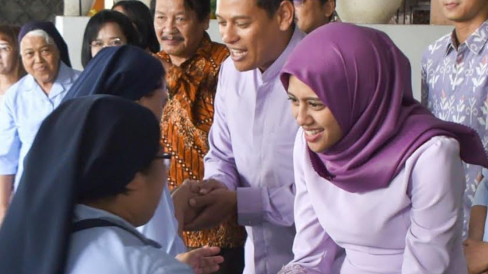 wali-kota-kediri-Abdullah-Abu-Bakar-saat-menerima-tamu-yang-mendatangi-open-house.jpg